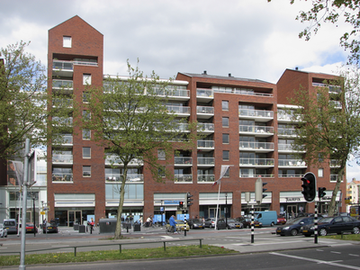 905281 Gezicht op het nieuwe winkelcentrum met bovenliggende appartementen ('t Goylaan 66A-66K) te Utrecht.